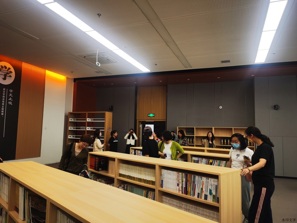 參觀圖書館